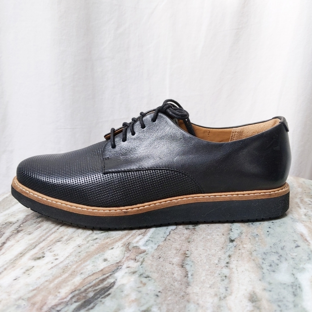 NWOT Clarks Artisan Oxfords 8.5 Black